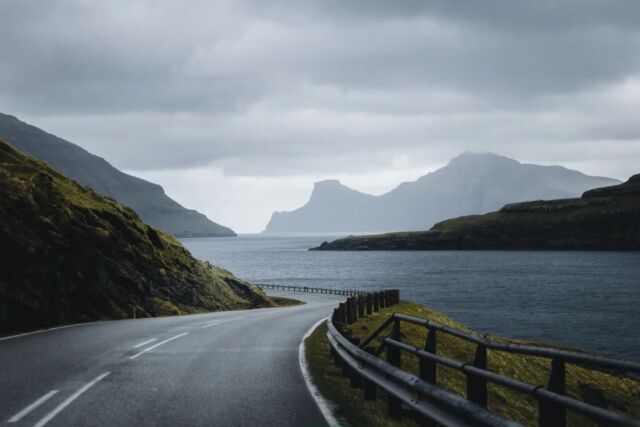 Zalegam, i to bardzo, z pokazaniem wam Wysp Owczych.Więc zaczynam na rozgrzewkę widokiem z drogi.🗺 Wyspy Owcze / Faroe Islands📸 Canon R6____#roamthefaroeislands #faroeislands #nordicgram_ #artystycznapodroz #wyspyowcze #podróże #visualgrams #canonpolska #canonphotography #wrp_ontour #thewanderco #moodygrams #gameoftones