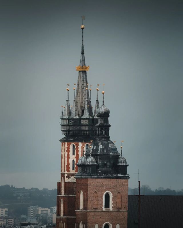 • Krakowskie krajobrazy •Dwa najsłynniejsze miejsca w Krakowie ukryte na jednym zdjęciu - widok na Bazylikę Mariacką z Katedry na Wawelu.Kupiłam długi obiektyw, aby częściej fotografować zwierzęta,  a w praktyce więcej używam go w mieście 😁🗺 Kraków 📸 Canon EOS R6, RF 100-400mm, 400mm, f/8.0_______#krakowexperience #krakow_gram #igerskrakow #weroampoland #artystycznapodroz #folkvibe #folkscenery #bazylikamariacka #polskafotografia #polandsights #jestpięknie #moodyofpoland #moodygrams #moody_tones #outdoortones #visitkrakow #canonpolska #podroze