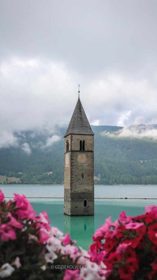 • Jezioro Lago di Resia •Wystająca z wody dzwonnica należała do kościoła parafialnego w Curon (Graun im Vinschgau).W 1950 roku dokończono budowę tamy, podnosząc naturalny poziom jezior i tworząc sztuczny zbiornik. Kilka wsi musiano zalać, w sumie ponad 150 budynków, a mieszkańców ewakuowano._______#wlochy #italygram #italytrip #italyexplores #podroze #madeinitaly #alpy #żywioły_fotowtorek_2024 #kobiecafotoszkoła #folkscenery #outdoortones #alps #zpsemwszędzie #zpsemnajlepiej #mountainscape #ig_italia #wgorachjestwszystkocokocham #góry #italy @ig_italiaPodróże, podróże z psem, Włochy, Wakacje