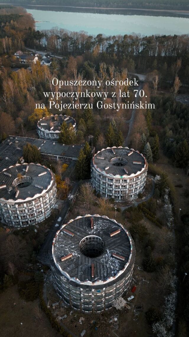 Opuszczony ośrodek wypoczynkowy z lat 70. ... Okrągłe budynki hotelowe, połączone ze sobą szklanymi łącznikami - dziś straszą, kiedyś wypoczywali tu pracownicy Żyrardowskich Zakładów Przemysłu Lnianego.🗺 Pojezierze Gostynińskie, woj.mazowieckie📸 DJI Mini 3 pro_______#polskiekrajobrazy #fromwhereidrone #dronephotography #dronelife #weroampoland #polishexplorers #polandways #moodygrams #moodyofpoland #podrozniczka #szwendamsie #projektfotografia #djipoland #mikrowyprawy #polandgrams #igerspoland #modernoutdoors #exploretocreate #urbanexplorer #urbanex