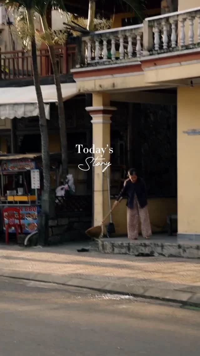 Poranek w Hoi An - popołudniu i wieczorem pełne turystów, postanowiłam więc wstać o 6-stej, aby zobaczyć miasto bez nich.________#hoian #vietnamtrip #vietnam #vietnamtravel #wietnam #podroze #podrozenawlasnareke #azja #poranek #klimatycznie #asiatravel