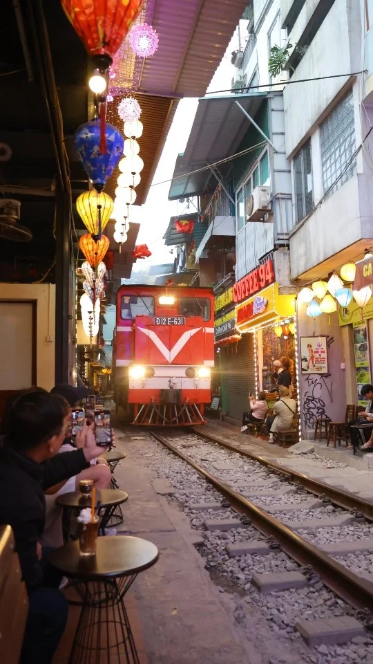 Pijesz sobie kawkę a kilkanaście centymetrów od ciebie przejeżdża pociąg ☕️#vietnam #vietnamtravel #wietnam #hanoi #hanoitrainstreet #hanoitravel #azja #podroze #podrozenawlasnareke #vietnamtrip #explorevietnam #kobiecafotoszkoła #weroampoland