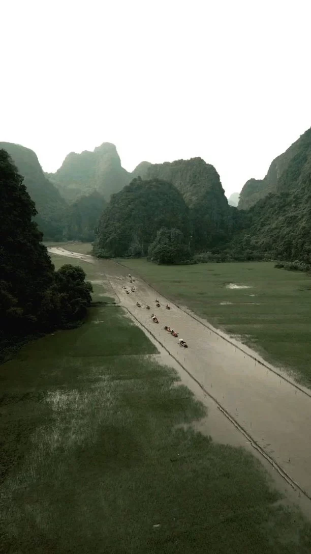 Czy poznajecie, jaki film tu kręcono?To King Kong: Wyspa CzaszkiAby zobaczyć to miejsce, musicie wybrać się na rejs łódką z miejscowości Tam Coc lub Trang An.Ja wybrałam opcję z Trang An, rejs trwał ok.2h (są 3 trasy do wyboru), kosztował 40 zł.📍Wietnam, prowincja Ninh Binh#vietnam #movielocation #kingkong #wietnam #exploretocreate #polishexplorers #modernoutdoors #folkgreen #podroze #jestpieknie #dronephotography #dronegram #djipoland
