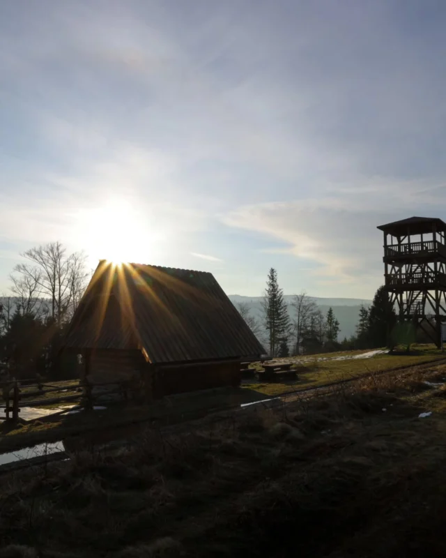 | WIELKANOCNY PORANEKWstałam przed 6.00, aby zdążyć przed śniadaniem wyjść na jakiś krótki szlak. Z Brennej-Leśnicy jest kilka fajnych opcji, wybrałam godzinną trasę na Stary Groń. Kondycja słaba, dobrze że chociaż były chęci, to mi pomogło ;)Miłego dnia dla Was! 🌿#brenna #beskidslaski @gminabrenna